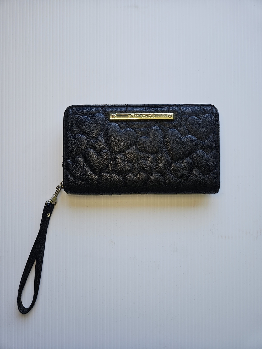 Betsey Johnson Quilted Heart Zip Around Wallet Wristlet Black Gold Logo Plaque